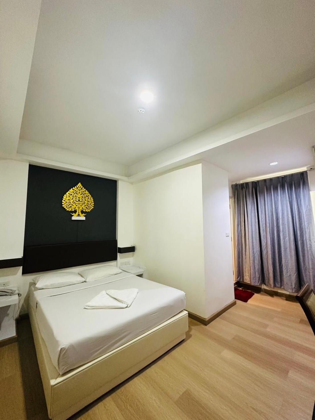 Khách sạn Royal Garden 3*